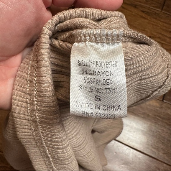 MIOU MUSE Ribbed Ruffle Sleeve Top - Picture 9 of 9